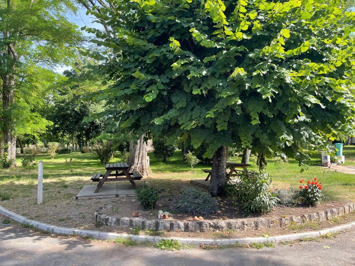 Camping Les Portes De Sancerre Saint-Satur Exterior photo
